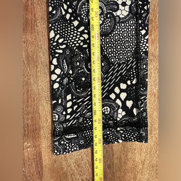 Lululemon Wunder Under Crop III Pretty‎ Lace White Black size 4 - Picture 10 of 10